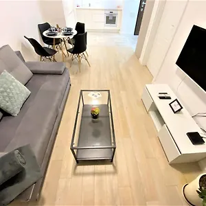 Exclusive 2br! In Center +netflix +gym Apartment